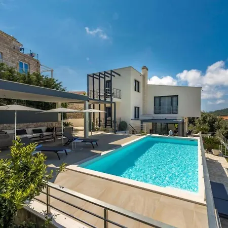 Luxury Five Bedroom With Pool And Sunset View *