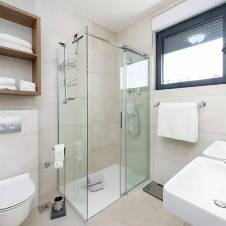 Luxury Five Bedroom With Pool And Sunset View ザトン