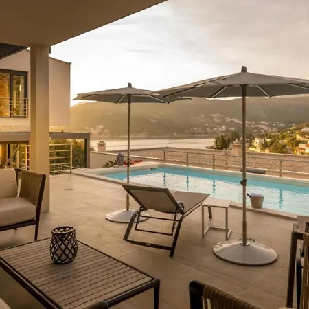 Luxury Five Bedroom With Pool And Sunset View ザトン