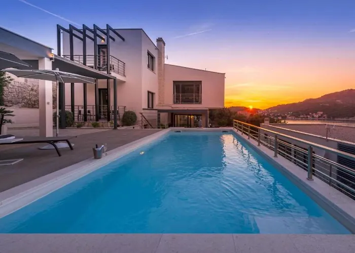 Luxury Five Bedroom With Pool And Sunset View 别墅 *