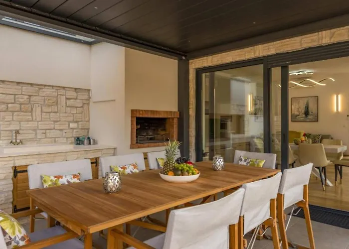 Luxury Five Bedroom With Pool And Sunset View 别墅 *
