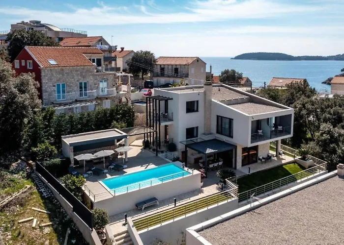 Luxury Five Bedroom With Pool And Sunset View 别墅 扎通