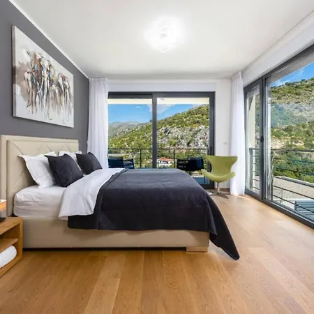 Luxury Five Bedroom With Pool And Sunset View