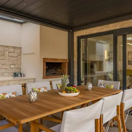 Luxury Five Bedroom With Pool And Sunset View Villa *