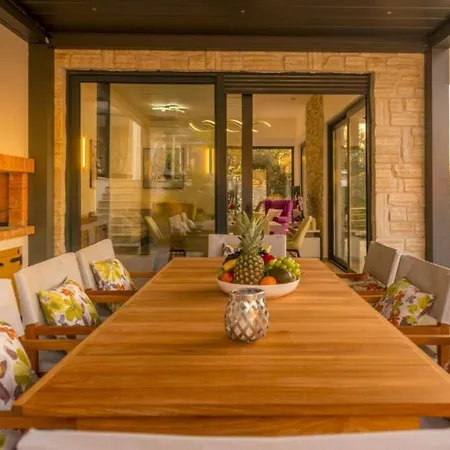 Luxury Five Bedroom With Pool And Sunset View