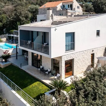 Luxury Five Bedroom With Pool And Sunset View Villa