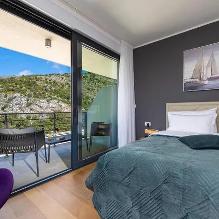 Luxury Five Bedroom With Pool And Sunset View *