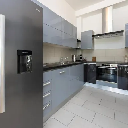 Luxury Five Bedroom With Pool And Sunset View