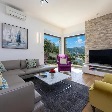 Villa Luxury Five Bedroom With Pool And Sunset View