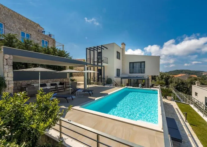 Luxury Five Bedroom With Pool And Sunset View *