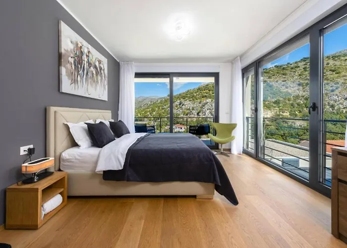 Luxury Five Bedroom With Pool And Sunset View