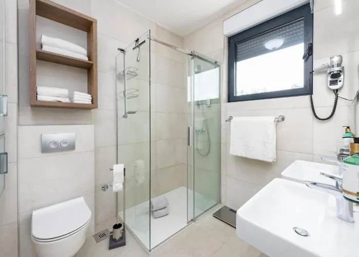 Luxury Five Bedroom With Pool And Sunset View زاتون