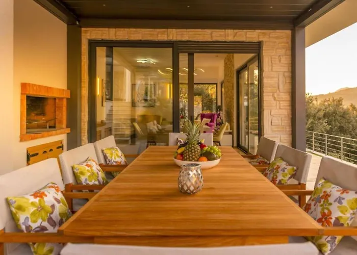 Luxury Five Bedroom With Pool And Sunset View