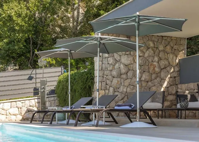 Luxury Five Bedroom With Pool And Sunset View زاتون