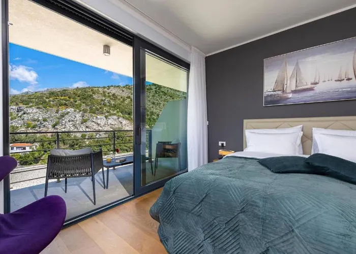 Luxury Five Bedroom With Pool And Sunset View *