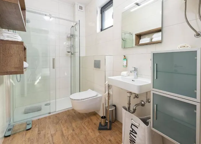 Luxury Five Bedroom With Pool And Sunset View *