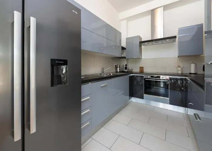 Luxury Five Bedroom With Pool And Sunset View