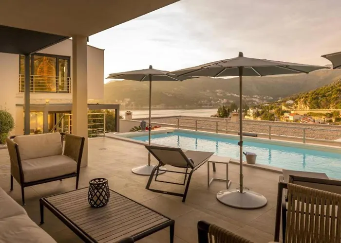 Luxury Five Bedroom With Pool And Sunset View زاتون